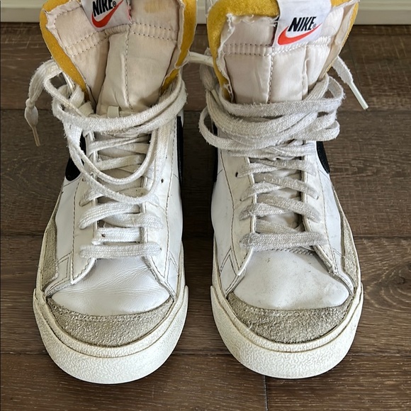 Nike Women’s Blazer Mid 77 Shoes - Picture 4 of 9